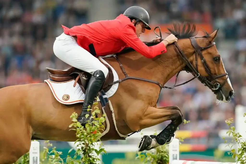 Американский всадник Майкл Риверс выигрывает чемпионат мира по троеборью в Кентукки